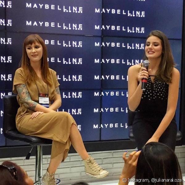 Juliana Rakoza e Camila Queiroz formaram a dupla imbatível que animou o stand de Maybelline NY (Foto: Instagram @julianarakoza)